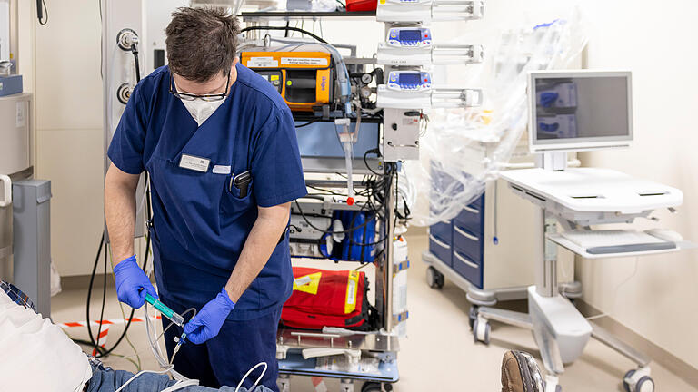 Die Herausforderungen in der Notaufnahme des LeopoldinaChefarzt Dr. med. Benedikt Stubner bei der Arbeit am Patienten.-Krankenhaus       -  Schweinfurt, 15.12.2023, Dr. Benedikt Stubner und die Herausforderungen in der Notaufnahme des Leopoldina-Krankenhaus in Schweinfurt

Bild: Chefarzt Dr. med. Benedikt Stubner bei der Arbeit am Patienten.