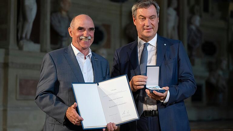 Artur Steinmann, der Präsident des Fränkischen Weinbauverbands, bekam aus den Händen von Ministerpräsident Markus Söder (CSU) die höchste Auszeichnung des Freistaats, den Bayerischen Verdienstorden verliehen. Artur Steinmann, der Präsident des Fränkischen Weinbauverbands, bekam aus den Händen von Ministerpräsident Markus Söder (CSU) die höchste Auszeichnung des Freistaats, den Bayerischen Verdienstorden verliehen.