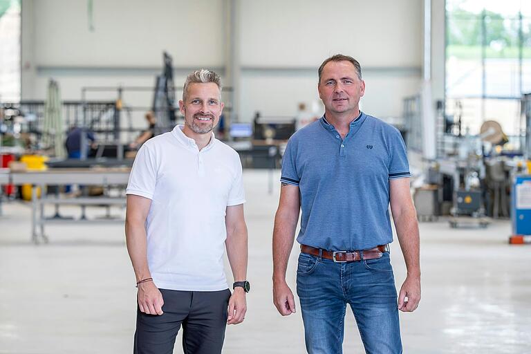 Die beiden Haga-Geschäftsführer Georg Rumpel (links) und Mario Häpp gaben der Redaktion einen Einblick in die neue Fertigungshalle des Unternehmens am Standort Hofheim. Die beiden Haga-Geschäftsführer Georg Rumpel (links) und Mario Häpp gaben der Redaktion einen Einblick in die neue Fertigungshalle des Unternehmens am Standort Hofheim.