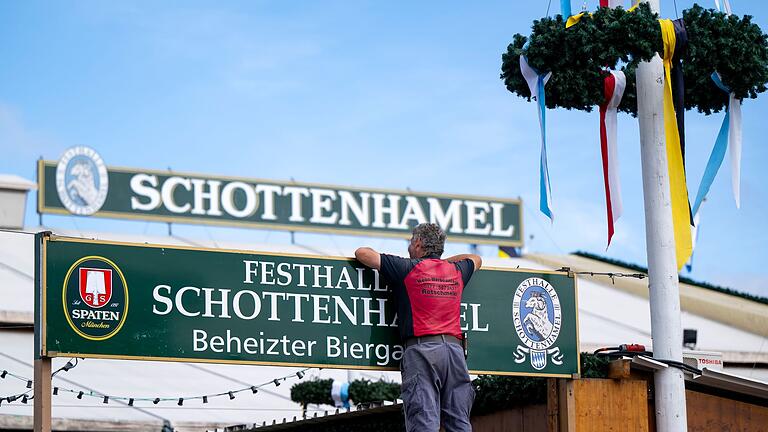 Aufbau Oktoberfest München       -  Im Schottenhamel zapft der Oberbürgermeister am Samstag das erste Fass an.