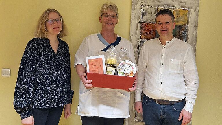 Auf dem Foto (von links): Einrichtungsleitung Emelie Schneider, Hauswirtschaftsleitung Sonja Salomon und Geschäftsführer Florian Schüßler. Auf dem Foto (von links): Einrichtungsleitung Emelie Schneider, Hauswirtschaftsleitung Sonja Salomon und Geschäftsführer Florian Schüßler.