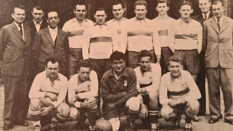 Die Meistermannschaft, die 1959/1960 den Titel in der C-Klasse errang (hinten von links): Erster Vorsitzender Hubert Euring, Ersatzspieler Paul Eckert, zweiter Vorsitzender Wendelin Eckert, Lothar Guck, Alfred Stäblein, Leo Zirkelbach, Philipp Weiß, Konrad Stäblein (76 Tore), Alois Geßner, Schriftführer Karl Sturm und Kassier Hugo Türk sowie (vorne von links): Helmut Reichert, Bernhard Papke, Werner Eckert, Walter Weigl und Adolf Then. Trotz sorgfältiger Recherche konnte der Rechteinhaber nicht ermittelt werden. Rechteinhaber werden gebeten, sich bei der Redaktion zu melden. Die Meistermannschaft, die 1959/1960 den Titel in der C-Klasse errang (hinten von links): Erster Vorsitzender Hubert Euring, Ersatzspieler Paul Eckert, zweiter Vorsitzender Wendelin Eckert, Lothar Guck, Alfred Stäblein, Leo Zirkelbach, Philipp Weiß, Konrad Stäblein (76 Tore), Alois Geßner, Schriftführer Karl Sturm und Kassier Hugo Türk sowie (vorne von links): Helmut Reichert, Bernhard Papke, Werner Eckert, Walter Weigl und Adolf Then. Trotz sorgfältiger Recherche konnte der Rechteinhaber nicht ermittelt werden. Rechteinhaber werden gebeten, sich bei der Redaktion zu melden.