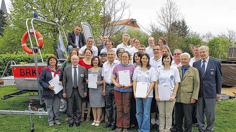 Sie blicken mit Stolz auf 60 Jahre Wasserwacht Haßfurt zurück: Die aktiven Mitglieder, die für ihre Treue ausgezeichnet wurden.