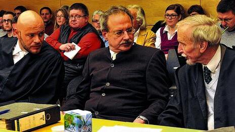 Zurück auf die Anklagebank? Nach der Verurteilung in Würzburg soll sich Betrüger Helmut Kiener (Mitte) nun auch in USA verantworten.