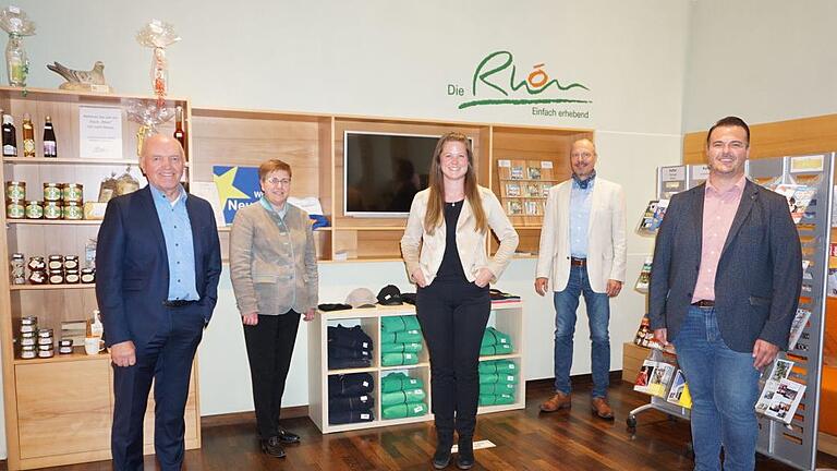 Katharina Klug (Mitte) ist die neue Umweltbildungsfachkraft des Vereins Naturpark und Biosphärenreservat Rhön. Sie wird in der Umweltbildungsstätte tätig sein. Vorgestellt und begrüßt wurde sie durch (von links) Landrat Thomas Habermann, Bürgermeisterin Birgit Erb, Geschäftsführer Klaus Spitzl und Geschäftsführer Bernd Fischer. Foto: Marion Eckert - Katharina Klug (Mitte) ist die neue Umweltbildungsfachkraft des Vereins Naturpark und Biosphärenreservat Rhön. Sie wird in der Umweltbildungsstätte tätig sein. Vorgestellt und begrüßt wurde sie durch (von links) Landrat Thomas Habermann, Bürgermeisterin Birgit Erb, Geschäftsführer Klaus Spitzl und Geschäftsführer Bernd Fischer. Foto: Marion Eckert Katharina Klug (Mitte) ist die neue Umweltbildungsfachkraft des Vereins Naturpark und Biosphärenreservat Rhön. Sie wird in der Umweltbildungsstätte tätig sein. Vorgestellt und begrüßt wurde sie durch (von links) Landrat Thomas Habermann, Bürgermeisterin Birgit Erb, Geschäftsführer Klaus Spitzl und Geschäftsführer Bernd Fischer. Foto: Marion Eckert - Katharina Klug (Mitte) ist die neue Umweltbildungsfachkraft des Vereins Naturpark und Biosphärenreservat Rhön. Sie wird in der Umweltbildungsstätte tätig sein. Vorgestellt und begrüßt wurde sie durch (von links) Landrat Thomas Habermann, Bürgermeisterin Birgit Erb, Geschäftsführer Klaus Spitzl und Geschäftsführer Bernd Fischer. Foto: Marion Eckert
