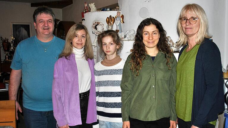 Jürgen (links) und Martina Müller (rechts) haben Olga Babiy (Zweite von rechts), ihre Schwägerin Irina Tichonenko (Zweite von links) und deren Tochter Anastasia in Kleinbardorf aufgenommen. Jürgen (links) und Martina Müller (rechts) haben Olga Babiy (Zweite von rechts), ihre Schwägerin Irina Tichonenko (Zweite von links) und deren Tochter Anastasia in Kleinbardorf aufgenommen.