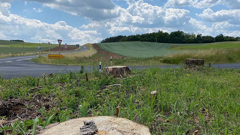 Die Staatsstraße 2292 zwischen Mellrichstadt und Frickenhausen wird weiter ausgebaut. Dabei wird auch die Abzweigung nach Unterwaldbehrungen neu gestaltet. Die Staatsstraße 2292 zwischen Mellrichstadt und Frickenhausen wird weiter ausgebaut. Dabei wird auch die Abzweigung nach Unterwaldbehrungen neu gestaltet.