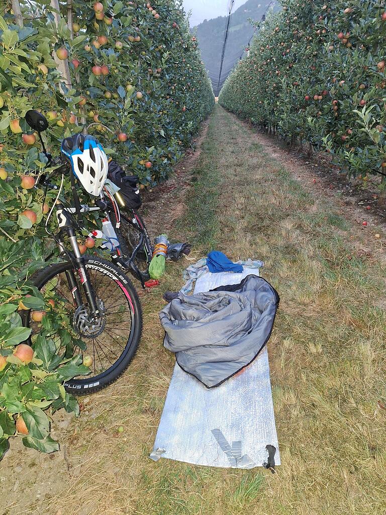 Betz übernachtete größtenteils im Freien, unter anderem auch in einer Obstplantage in der Toskana. Betz übernachtete größtenteils im Freien, unter anderem auch in einer Obstplantage in der Toskana.
