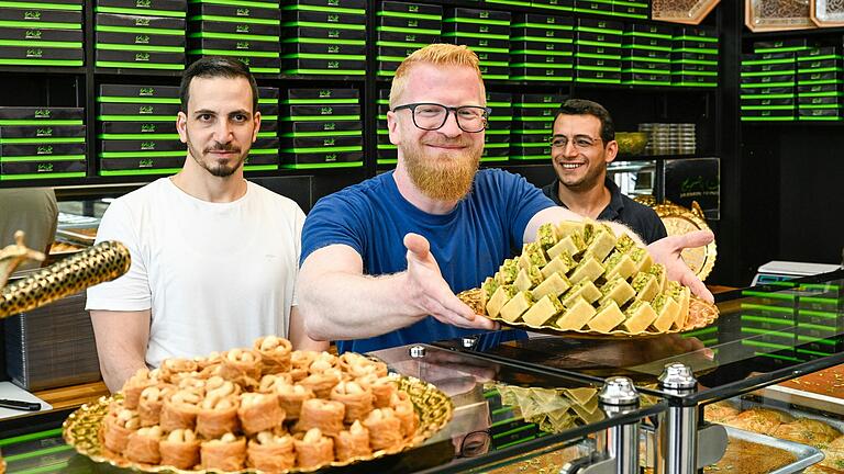 Ahmad Mualla (Mitte) betreibt einen Laden für Süßwaren in der Semmelstraße, gemeinsam mit seinen beiden Freunden Azzat Al-Mazlum (rechts) und Gassan Al- Adem. Ahmad Mualla (Mitte) betreibt einen Laden für Süßwaren in der Semmelstraße, gemeinsam mit seinen beiden Freunden Azzat Al-Mazlum (rechts) und Gassan Al- Adem. 