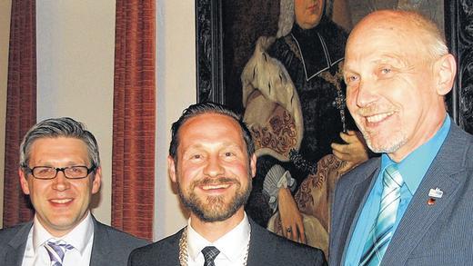 Gerolzhofen hat wieder drei Bürgermeister: Während Erich Servatius (rechts) unumstritten als Zweiter Bürgermeister wiedergewählt wurde, ging Markus Reuß (links) aus einer Kampfabstimmung mit 13:8 als Dritter Bürgermeister hervor. Mit im Bild Stadtoberhaupt Thorsten Wozniak. Gerolzhofen hat wieder drei Bürgermeister: Während Erich Servatius (rechts) unumstritten als Zweiter Bürgermeister wiedergewählt wurde, ging Markus Reuß (links) aus einer Kampfabstimmung mit 13:8 als Dritter Bürgermeister hervor. Mit im Bild Stadtoberhaupt Thorsten Wozniak.