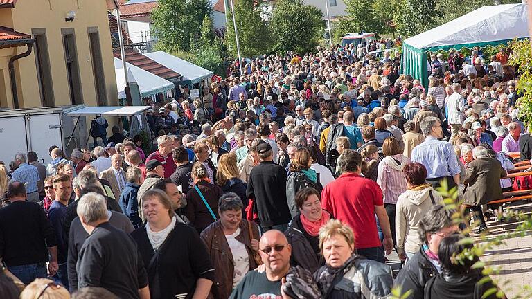 Dorffest II       -  Positiv fällt die Bilanz für das Dorffest Höllirch aus: 1500 Besucher am Samstag und 7000 am Sonntag machten aus dem Jubiläumsfest ein Erfolg.