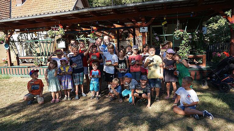 Stolz präsentieren die jungen Baumeister ihre Werke. Stolz präsentieren die jungen Baumeister ihre Werke.