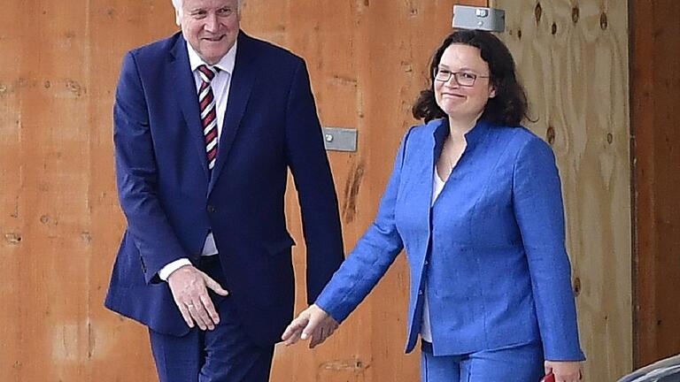 GERMANY-POLITICS-INTELLIGENCE-ESPIONAGE-GOVERNMENT - Innenminister Horst Seehofer und SPD-Vorsitzende Andrea Nahles verlassen nach der Krisensitzung das Kanzleramt. GERMANY-POLITICS-INTELLIGENCE-ESPIONAGE-GOVERNMENT - Innenminister Horst Seehofer und SPD-Vorsitzende Andrea Nahles verlassen nach der Krisensitzung das Kanzleramt.