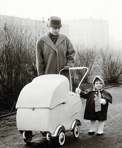 So sah ein Kinderwagen in der Anfangszeit der Firma Steigner aus. So sah ein Kinderwagen in der Anfangszeit der Firma Steigner aus.