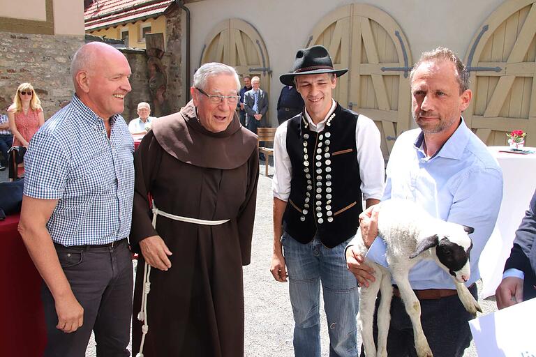 Ein Rhönlamm für den Minister (rechts) übergab Thomas Habermann im Beisein von Pater Martin und Schäfer Frank Kessler. Ein Rhönlamm für den Minister (rechts) übergab Thomas Habermann im Beisein von Pater Martin und Schäfer Frank Kessler.