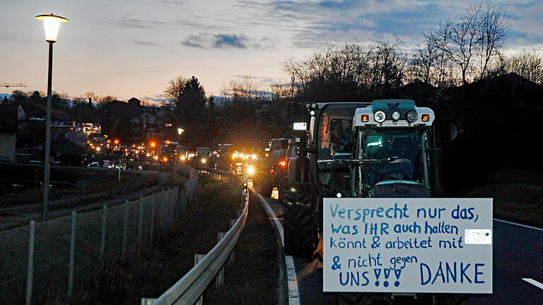 Mit einem friedlichen Protest machten die Bauern im mittleren Werntal drei Stunden lang auf ihre Forderungen aufmerksam. Dazu blockierten rund 40 Fahrzeuge eine Fahrspur auf der Bundesstraße 26. Zu ernsthaften Behinderungen des Verkehrs kam es nicht.