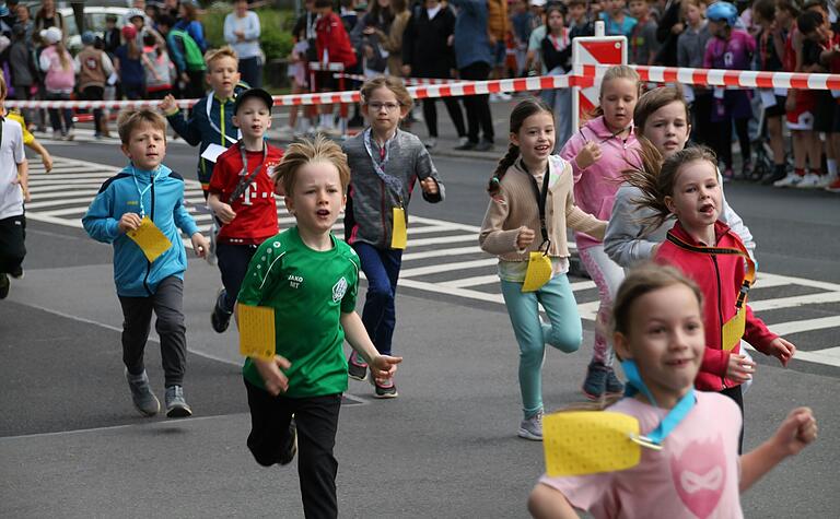 Die Kinder konnten sich aussuchen, ob sie laufen oder auf Scootern und Inlinern rollen möchten.