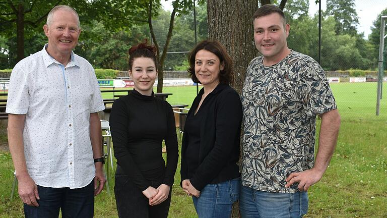 TSV-Vorsitzender Jürgen Maul (links) freut sich, dass das Sportheim des TSV Brendlorenzen seit 1. Juli wieder verpachtet ist . Von rechts: Küchenchef Florian Knobling, Pächterin Julia Matis und Teamleiterin Samira Zelenko. TSV-Vorsitzender Jürgen Maul (links) freut sich, dass das Sportheim des TSV Brendlorenzen seit 1. Juli wieder verpachtet ist . Von rechts: Küchenchef Florian Knobling, Pächterin Julia Matis und Teamleiterin Samira Zelenko.