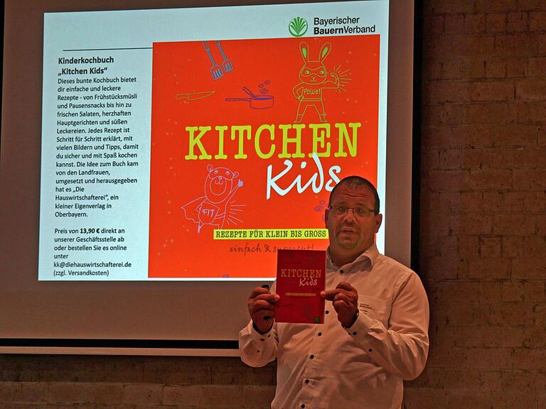 Geschäftsführer Wilfried Distler von den Geschäftsstellen des Bayerischen Bauernverbands Würzburg und Kitzingen informierte über Aktuelles. Das Kochbuch Kitchen Kids ist eine Neuerscheinung und kann über den Bauernverband erworben werden. Geschäftsführer Wilfried Distler von den Geschäftsstellen des Bayerischen Bauernverbands Würzburg und Kitzingen informierte über Aktuelles. Das Kochbuch Kitchen Kids ist eine Neuerscheinung und kann über den Bauernverband erworben werden.