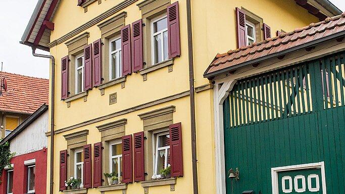 Schon von außen ein echter Hingucker: Das Bauernhaus wurde komplett entkernt, die Sandsteinfassade erhalten und herausgeputzt. Schon von außen ein echter Hingucker: Das Bauernhaus wurde komplett entkernt, die Sandsteinfassade erhalten und herausgeputzt.