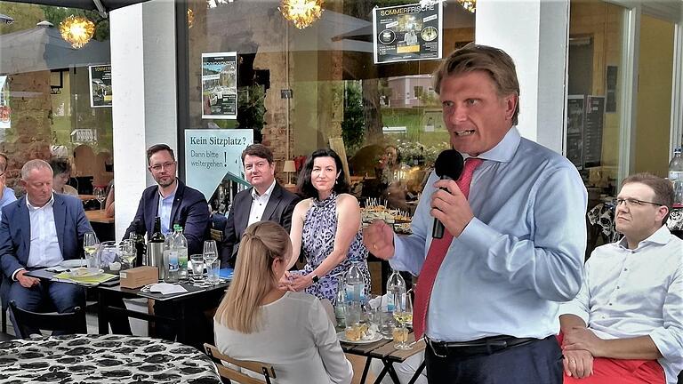 Dem Vortrag des Parlamentarischen Staatssekretärs Thomas Bareiß (46, CDU) hörten(von links) Landrat Thomas Bold, Apotheker Christian Machon (Listenkandidat Rhön-Grabfeld), Landtagsabgeordneter Sandro Kirchner, Staatsministerin Dorothee Bär und CSU-Ortsvorsitzender Steffen Hörtler (alle CSU) zu. - Dem Vortrag des Parlamentarischen Staatssekretärs Thomas Bareiß (46, CDU) hörten(von links) Landrat Thomas Bold, Apotheker Christian Machon (Listenkandidat Rhön-Grabfeld), Landtagsabgeordneter Sandro Kirchner, Staatsministerin Dorothee Bär und CSU-Ortsvorsitzender Steffen Hörtler (alle CSU) zu. Dem Vortrag des Parlamentarischen Staatssekretärs Thomas Bareiß (46, CDU) hörten(von links) Landrat Thomas Bold, Apotheker Christian Machon (Listenkandidat Rhön-Grabfeld), Landtagsabgeordneter Sandro Kirchner, Staatsministerin Dorothee Bär und CSU-Ortsvorsitzender Steffen Hörtler (alle CSU) zu. - Dem Vortrag des Parlamentarischen Staatssekretärs Thomas Bareiß (46, CDU) hörten(von links) Landrat Thomas Bold, Apotheker Christian Machon (Listenkandidat Rhön-Grabfeld), Landtagsabgeordneter Sandro Kirchner, Staatsministerin Dorothee Bär und CSU-Ortsvorsitzender Steffen Hörtler (alle CSU) zu.