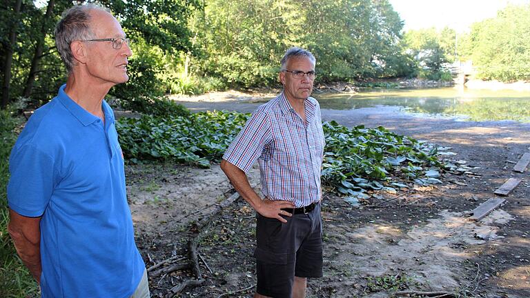 Besorgte Blicke angesichts der Trockenheit haben Norbert Schneider (links) und Matthias Mann. Die beiden Naturschützer kümmern sich um den Werdsee in Wiesentheid und das dortige Biotop.