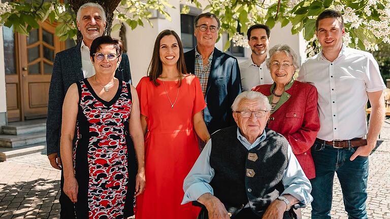 Die Geschwister Christian Müller, Julia Krauß und Benedikt Müller werden künftig das Unternehmen gemeinsam leiten. Im Bild die Unternehmerfamilie ( von links): Leo Müller, Rita Müller, Julia Krauß, Karl Müller, Christian Müller (hinten), Josef Müller (vorne), Friedel Müller und Benedikt Müller. Die Geschwister Christian Müller, Julia Krauß und Benedikt Müller werden künftig das Unternehmen gemeinsam leiten. Im Bild die Unternehmerfamilie ( von links): Leo Müller, Rita Müller, Julia Krauß, Karl Müller, Christian Müller (hinten), Josef Müller (vorne), Friedel Müller und Benedikt Müller.