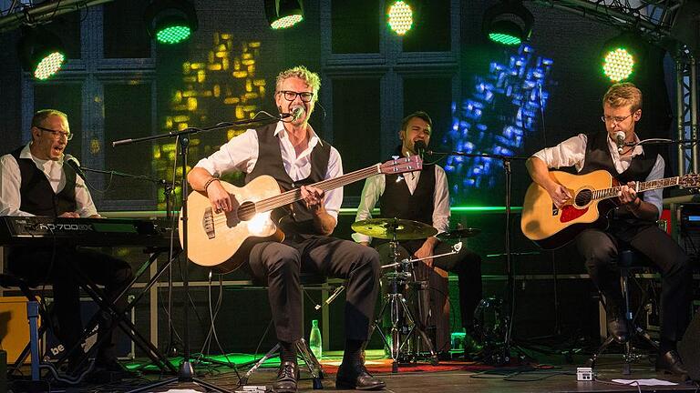 Als letzte Band beim Open-Air &bdquo;abendlicht&ldquo; des Kulturamts Haßfurt live begeisterten Joe Greiner, Markus Burucker, Andy Sack und Andi Huebner (von links) von der Rockband &bdquo;Huebnotix&ldquo; aus Bayreuth die Besucher.