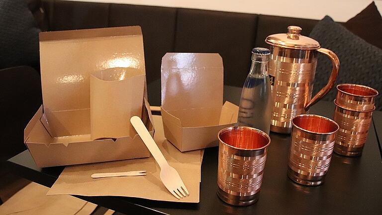 Recyceltes Papier, Holzbesteck, Glasflaschen und Kupferbecher statt Plastiktüten und -utensilien gibt's jetzt bei Dalga Grill King. Recyceltes Papier, Holzbesteck, Glasflaschen und Kupferbecher statt Plastiktüten und -utensilien gibt's jetzt bei Dalga Grill King.