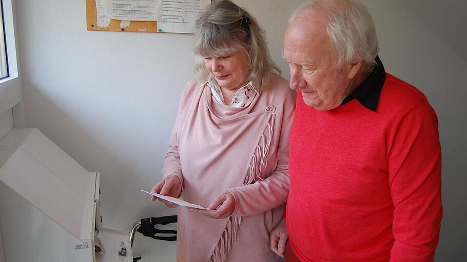 Der Gang an den Briefkasten bringt Monika und Henry Toedt oft überraschende Post. Wolfgang Dünnebier       -  Der Gang an den Briefkasten bringt Monika und Henry Toedt oft überraschende Post. Wolfgang Dünnebier