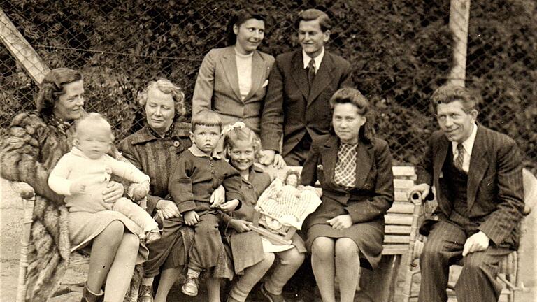 Familie Grenz und Ehepaar Bürger, etwa 1946: (von links) Mutter Emmy Grenz mit Sohn Thomas, Emmys ältere Schwester Else Florath, Sohn Friedemann Grenz, Tochter Heide Grenz (verheiratete Sommer), ein Kindermädchen aus Polen und Vater Artur Grenz; dahinter das Ehepaar Marta und Hans Bürger. Repro: Sigismund von Dobschütz - Familie Grenz und Ehepaar Bürger, etwa 1946: (von links) Mutter Emmy Grenz mit Sohn Thomas, Emmys ältere Schwester Else Florath, Sohn Friedemann Grenz, Tochter Heide Grenz (verheiratete Sommer), ein Kindermädchen aus Polen und Vater Artur Grenz; dahinter das Ehepaar Marta und Hans Bürger. Repro: Sigismund von Dobschütz Familie Grenz und Ehepaar Bürger, etwa 1946: (von links) Mutter Emmy Grenz mit Sohn Thomas, Emmys ältere Schwester Else Florath, Sohn Friedemann Grenz, Tochter Heide Grenz (verheiratete Sommer), ein Kindermädchen aus Polen und Vater Artur Grenz; dahinter das Ehepaar Marta und Hans Bürger. Repro: Sigismund von Dobschütz - Familie Grenz und Ehepaar Bürger, etwa 1946: (von links) Mutter Emmy Grenz mit Sohn Thomas, Emmys ältere Schwester Else Florath, Sohn Friedemann Grenz, Tochter Heide Grenz (verheiratete Sommer), ein Kindermädchen aus Polen und Vater Artur Grenz; dahinter das Ehepaar Marta und Hans Bürger. Repro: Sigismund von Dobschütz