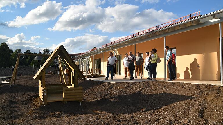 In den nächsten Wochen werden die Restarbeiten am Außenbereich rund um die neue Kindertagesstätte in Nordheim erfolgen. Die Ratsleute machten sich ein Bild von der aktuellen Lage. In den nächsten Wochen werden die Restarbeiten am Außenbereich rund um die neue Kindertagesstätte in Nordheim erfolgen. Die Ratsleute machten sich ein Bild von der aktuellen Lage.