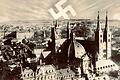 Die Sonne geht im Zeichen des Hakenkreuzes über Würzburg auf: Propagandapostkarte der NSDAP, in die ein Hakenkreuz hineingemalt war. Demokratiefeindliches und antisemitisches Gedankengut war in Unterfranken schon zu Beginn der Weimarer Republik verbreitet.
