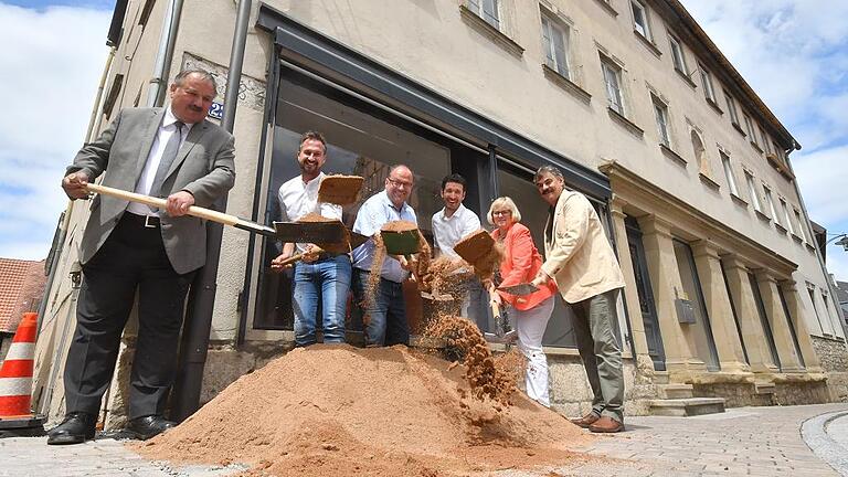 Sanierungsauftakt am Schwarzmann-Haus: Im Bild (von links): Bernhard Wägelein (Regierung von Unterfranken), Architekt Stefan Schlicht, Bürgermeister Martin Umscheid, Architekt Christoph Lamprecht, Bezirksrätin Elisabeth Schäfer und Tragwerksplaner Bernd Hußenöder. Sanierungsauftakt am Schwarzmann-Haus: Im Bild (von links): Bernhard Wägelein (Regierung von Unterfranken), Architekt Stefan Schlicht, Bürgermeister Martin Umscheid, Architekt Christoph Lamprecht, Bezirksrätin Elisabeth Schäfer und Tragwerksplaner Bernd Hußenöder.