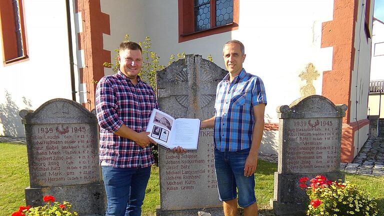Georg Menig (links) und Stefan Fach setzen die Reihe „Der Ochsenfurter Gau im Erste Weltkrieg“ ihrem neuen Werk der Ortschaften Stalldorf und Euerhausen fort. Das Bild zeigt die Autoren am Kriegerdenkmal in Stalldorf. Georg Menig (links) und Stefan Fach setzen die Reihe „Der Ochsenfurter Gau im Erste Weltkrieg“ ihrem neuen Werk der Ortschaften Stalldorf und Euerhausen fort. Das Bild zeigt die Autoren am Kriegerdenkmal in Stalldorf.