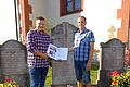 Georg Menig (links) und Stefan Fach setzen die Reihe „Der Ochsenfurter Gau im Erste Weltkrieg“ ihrem neuen Werk der Ortschaften Stalldorf und Euerhausen fort. Das Bild zeigt die Autoren am Kriegerdenkmal in Stalldorf.