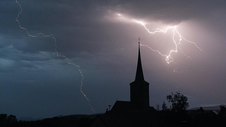 Der Deutsche Wetterdienst erwartet für Montag starke Gewitter in den Abendstunden. Der Deutsche Wetterdienst erwartet für Montag starke Gewitter in den Abendstunden.