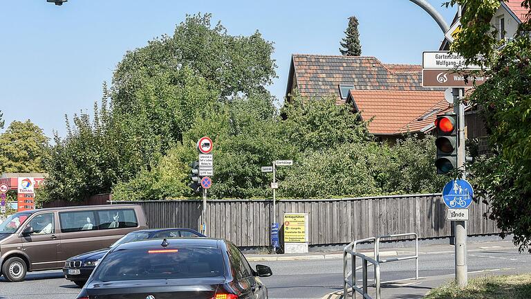 Die Hauptradachse 12 soll das Frauenland, die Sanderau und Heidingsfeld möglichst direkt miteinander verbinden. Sie trifft an der Einmündung Ebertsklinge auf den vierspurigen Stadtring.