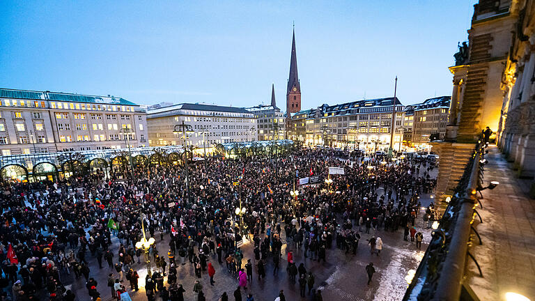 Demonstrationen gegen Rechtsextremismus - Hamburg.jpeg - 19.01.2024, Hamburg: Zahlreiche Demonstranten stehen auf dem Rathausmarkt. Mit der Demonstration wollen die Teilnehmenden ein Zeichen des Widerstands gegen rechtsextreme Umtriebe setzen. Foto: Jonas Walzberg/dpa +++ dpa-Bildfunk +++ Demonstrationen gegen Rechtsextremismus - Hamburg.jpeg - 19.01.2024, Hamburg: Zahlreiche Demonstranten stehen auf dem Rathausmarkt. Mit der Demonstration wollen die Teilnehmenden ein Zeichen des Widerstands gegen rechtsextreme Umtriebe setzen. Foto: Jonas Walzberg/dpa +++ dpa-Bildfunk +++