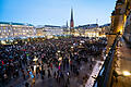 Demonstrationen gegen Rechtsextremismus - Hamburg.jpeg       -  19.01.2024, Hamburg: Zahlreiche Demonstranten stehen auf dem Rathausmarkt. Mit der Demonstration wollen die Teilnehmenden ein Zeichen des Widerstands gegen rechtsextreme Umtriebe setzen. Foto: Jonas Walzberg/dpa +++ dpa-Bildfunk +++