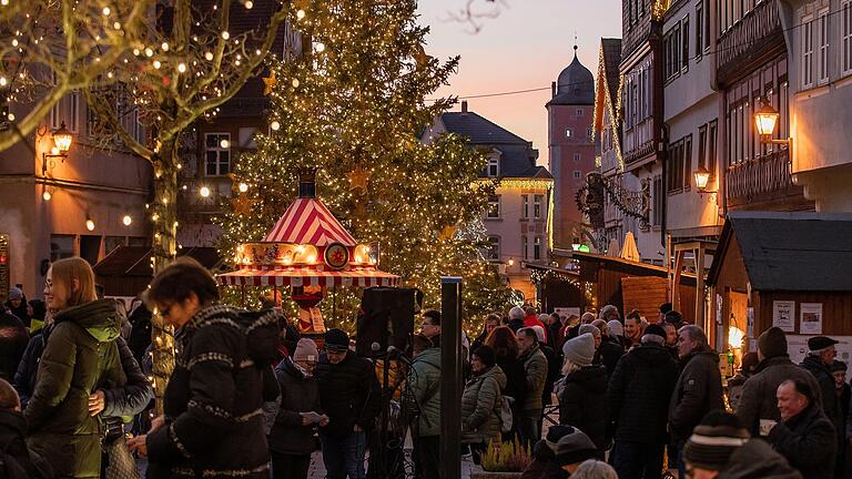 Mit dem Adventsgässle wird die Ochsenfurter Altstadt am dritten Adventwochenende zu einem großen Weihnachtsmarkt (Archivbild). Mit dem Adventsgässle wird die Ochsenfurter Altstadt am dritten Adventwochenende zu einem großen Weihnachtsmarkt (Archivbild).