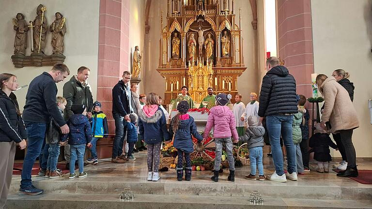 Die Kinderkirche während des Einführungsgottesdienstes von Kaplan Manohar Putti. Die Kinderkirche während des Einführungsgottesdienstes von Kaplan Manohar Putti.