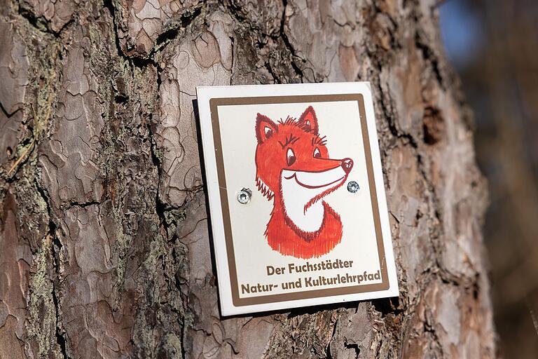 Als Wegsymbol dient ein Fuchs, dessen Nase die Richtung weist.