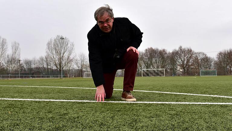Bürgermeister Bernhard Ruß erläutert die Vorteile des Sander Kunstrasenspielfeldes. Bürgermeister Bernhard Ruß erläutert die Vorteile des Sander Kunstrasenspielfeldes.