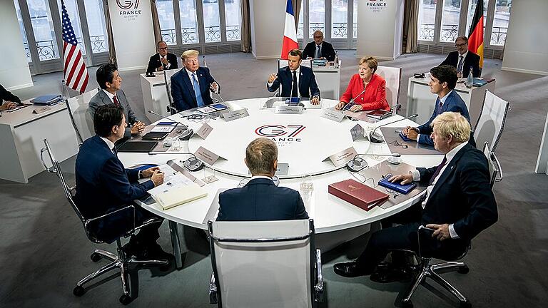 KINA - Wichtige Politiker an einem Tisch - Vereint am runden Tisch – die Teilnehmer des G7-Treffens in Biarritz bei einer Arbeitssitzung. KINA - Wichtige Politiker an einem Tisch - Vereint am runden Tisch – die Teilnehmer des G7-Treffens in Biarritz bei einer Arbeitssitzung.