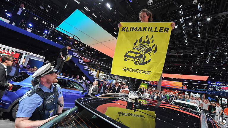 Greenpeace demonstrierte während des Eröffnungsrundgangs von Bundeskanzlerin Merkel (CDU) auf der Internationalen Automobilausstellung IAA. Greenpeace demonstrierte während des Eröffnungsrundgangs von Bundeskanzlerin Merkel (CDU) auf der Internationalen Automobilausstellung IAA. 