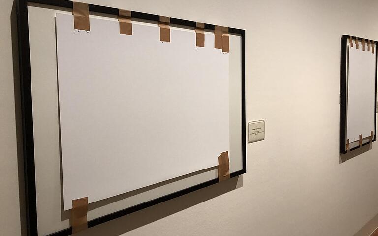 Verdunkelt sind Zeichnungen in der aktuellen Hagemeister-Ausstellung. Sie wurde verlängert. Auch wenn keine Besucher kommen können: Zu viel Licht würde den Werken schaden. Verdunkelt sind Zeichnungen in der aktuellen Hagemeister-Ausstellung. Sie wurde verlängert. Auch wenn keine Besucher kommen können: Zu viel Licht würde den Werken schaden. 
