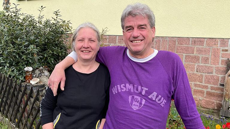 Kerstin und Thomas Ott sind in Main-Spessart gut angekommen. Zum Fototermin hat sich Thomas Ott ein Trikot seines Lieblingsfußballclub Erzgebirge Aue angezogen. Kerstin und Thomas Ott sind in Main-Spessart gut angekommen. Zum Fototermin hat sich Thomas Ott ein Trikot seines Lieblingsfußballclub Erzgebirge Aue angezogen. 
