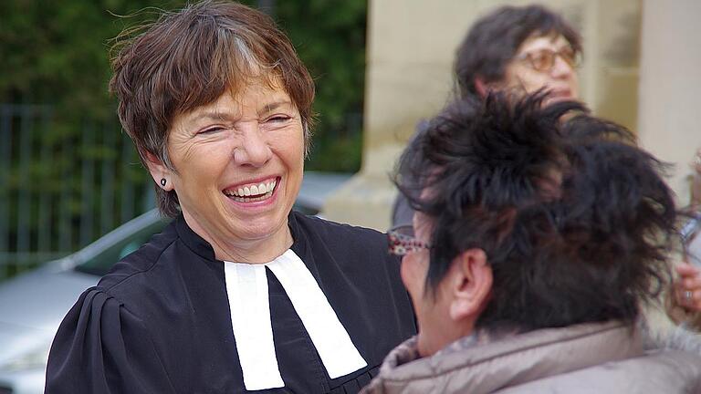 Nach dem Gottesdienst im Gespräch mit Kirchengängern - Nach dem Gottesdienst im Gespräch mit Kirchengängern Nach dem Gottesdienst im Gespräch mit Kirchengängern - Nach dem Gottesdienst im Gespräch mit Kirchengängern
