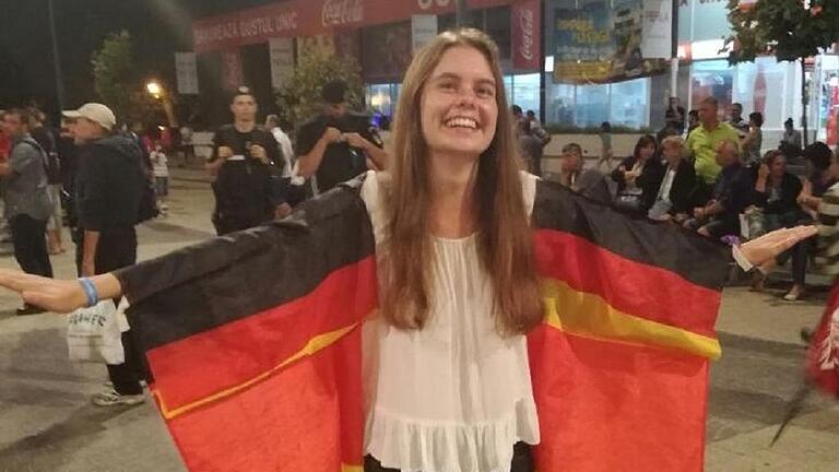 Gehüllt in die deutsche Fahne: Jana Schneider.